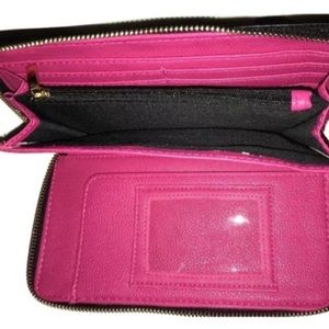 Betsey Johnson Bags - Betsey Johnson black and silver bow wristlet Betsey Johnson Bags - Betsey Johnson black and silver bow wristlet